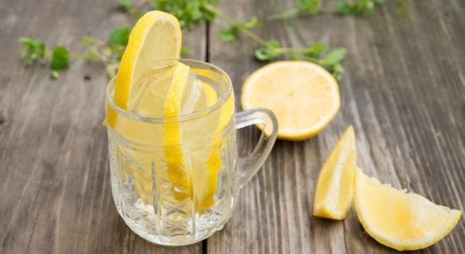 8 причин пить воду с лимоном ежедневно
