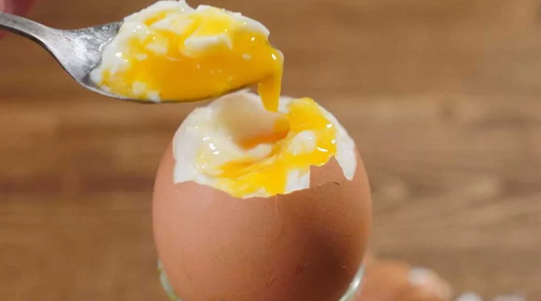 При цистите ешьте вареные яйца всмятку со сливочным маслом — каждый день