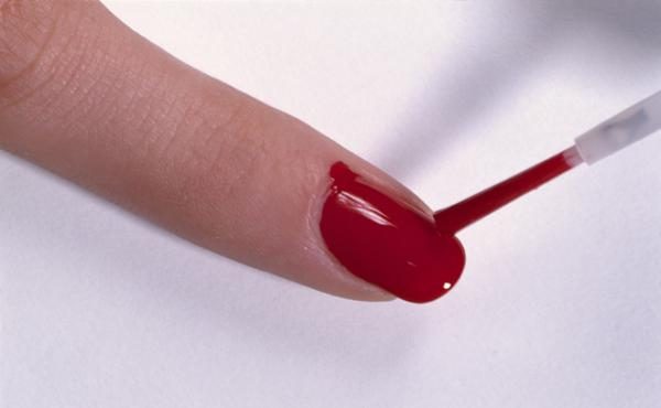 Советы, как поправить смазанный лак для ногтей за 30 секунд