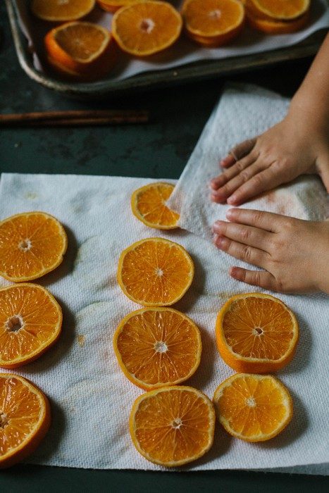 Праздничная гирлянда из апельсинов