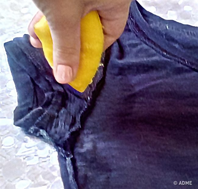 Как убрать следы дезодоранта с одежды