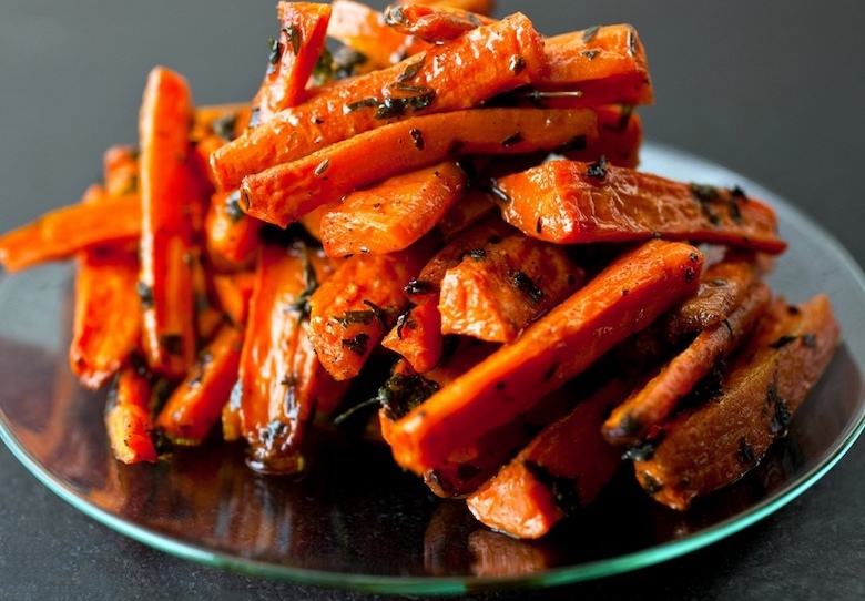 Морковь, запеченная в духовке — это прекрасный здоровый гарнир, который просто приготовить