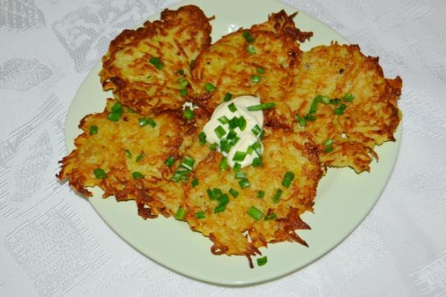 Картофельные «деруны» по-украински – с хрустящей ажурной корочкой