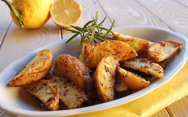 Ароматный картофель с лимоном — яркий и запоминающийся гарнир.