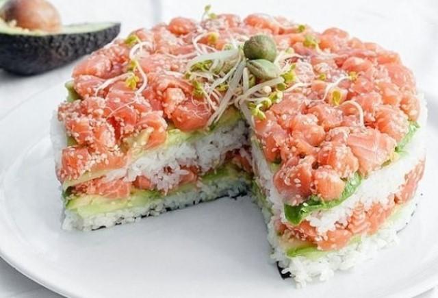 Сытный и оригинальный салат «Суши» — лучшее украшение стола.