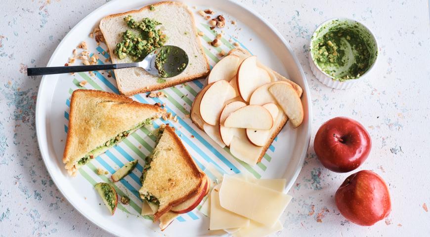 Жареный сэндвич с пармезаном, яблоком и фундуком