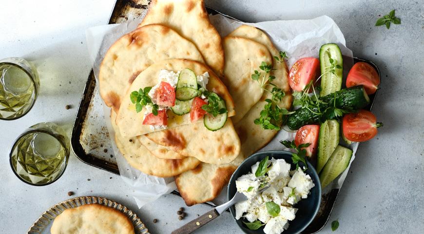 Домашние лепешки с овощами и брынзой