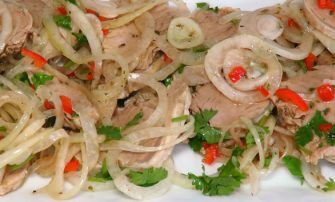 Сочная мясная закуска с маринованным луком. Съедается моментально!