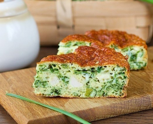 Нежный пирог с зеленым луком, курицей и сырной корочкой