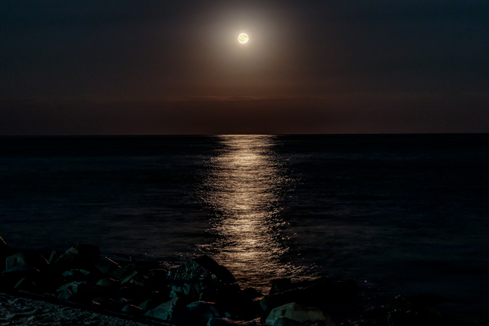 Ночь у береша. Лунная дорожка. Ночное море. Лунная дорожка на море. Ночь в море.