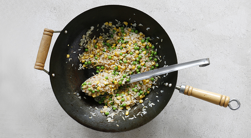 Жареный рис с зеленым горошком и кукурузой