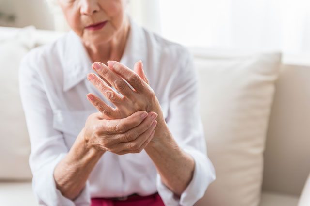 Почему женщины чаще болеют артритом